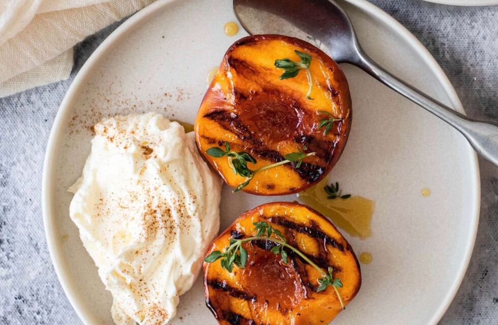 El postre perfecto para el verano existe y lleva solo 5 ingredientes: cómo hacer duraznos grillados