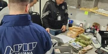 Allanan una vivienda en Puerto Iguazú presuntamente vinculada al contrabando de dólares.