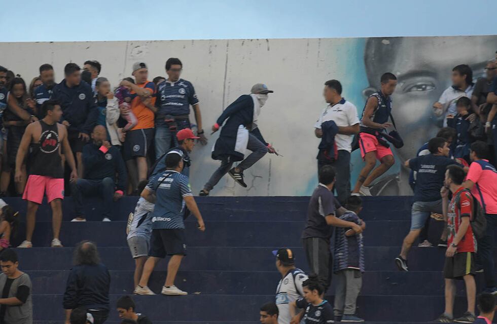 Barras atacaron al ómnibus con jugadores y dirigentes de Independiente Rivadavia de Mendoza
