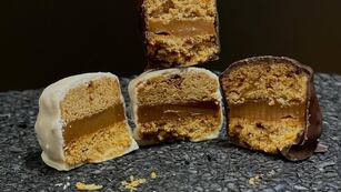 Algunos de los productos del emprendimiento de Córdoba que elaboró el mejor alfajor exótico del mundo.