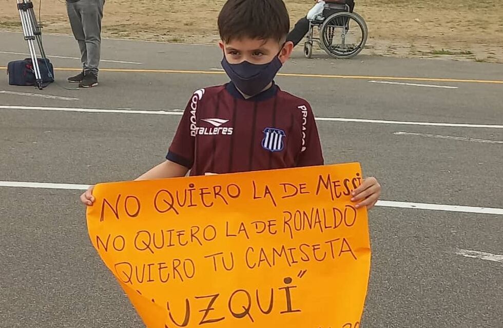 Video: el emotivo gesto de Carlos Auzqui con un pequeño hincha de Talleres que le pidió la camiseta