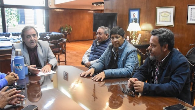 "Esperamos que lleguen las soluciones y las propuestas concretas” tras el pedido de la central sindical, porque “queremos cumplir con los sindicatos que la conforman”, dijo el el co-secretario general de la CGT regional Jujuy, Freddy Berdeja (segundo desde la derecha).