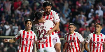 Los futbolisas locales festejaron tras una jugada con mucho suspenso.