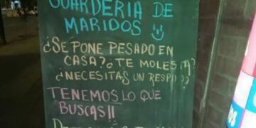 El humorístico cartel se pudo ver en un bar de barrio Güemes.