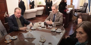 Fue recibido por el rector Sergio Pagani y otros funcionarios