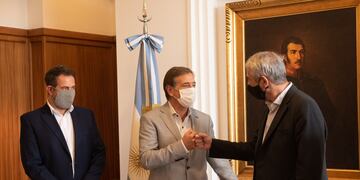 El Ministro de Desarrollo Territorial y Hábitat, Jorge Ferraresi y el gobernador de Mendoza Rodolfo Suarez firmaron convenios para la construcción de 1.000 viviendas en la provincia. Gentileza Gobierno de Mendoza