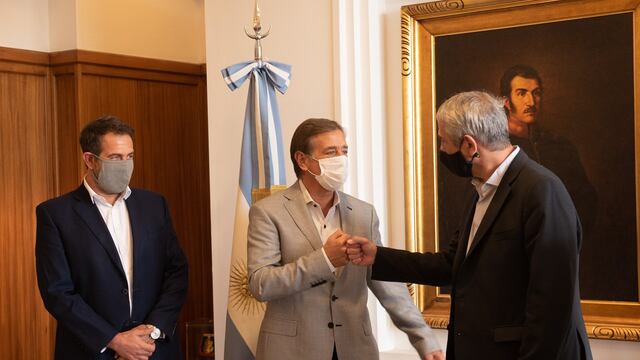 El Ministro de Desarrollo Territorial y Hábitat, Jorge Ferraresi y el gobernador de Mendoza Rodolfo Suarez firmaron convenios para la construcción de 1.000 viviendas en la provincia. Gentileza Gobierno de Mendoza