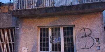 El hermano de la víctima vive en la planta alta del inmueble ubicado sobre San Luis al 5400.