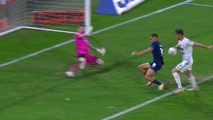 Tomás Molina convirtió ante Talleres pero se lo anularon por mano. Unos minutos después, fue astilla del mismo palo (Imagen de TV).