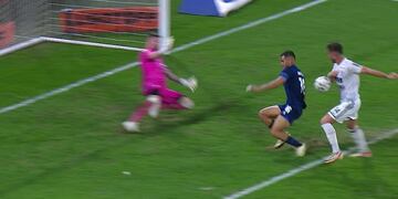 Tomás Molina convirtió ante Talleres pero se lo anularon por mano. Unos minutos después, fue astilla del mismo palo (Imagen de TV).