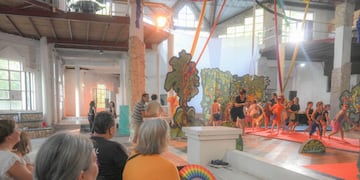 La Escuela Municipal de Circo Larrisa ofrece una propuesta de formación integral para infancias y adultos.