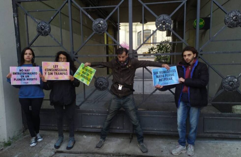Ley de humedales: ambientalistas de Rosario se encadenaron en sede de Gobierno