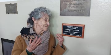 La ex- docente Raquel Velázquez de Zaccardi de 92 años descubrió con emoción un placa en su honor.