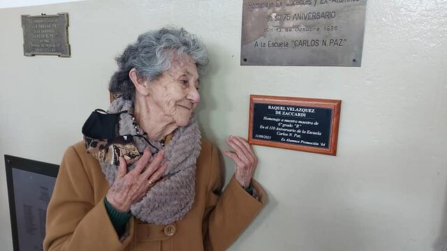 La ex- docente Raquel Velázquez de Zaccardi de 92 años descubrió con emoción un placa en su honor.