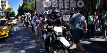 Unidad Piquetera, encabezada por el Polo Obrero, marcha este martes por el centro de Córdoba (Ramiro Pereyra / La Voz).