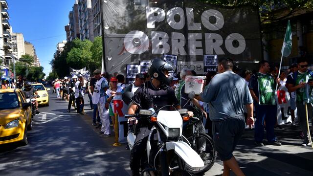 Unidad Piquetera, encabezada por el Polo Obrero, marcha este martes por el centro de Córdoba (Ramiro Pereyra / La Voz).
