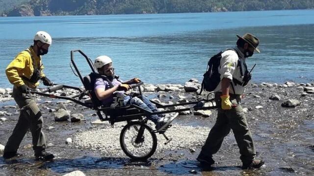 Varios parques de Neuquén cuentan con sillas de senderismo adaptadas.