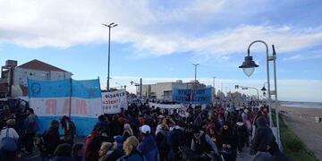 Organizaciones sociales se manifestaron frente al Museo Mar, donde el Gobernador bonaerense se reunió con empresarios de sectores turísticos.
