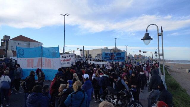 Organizaciones sociales se manifestaron frente al Museo Mar, donde el Gobernador bonaerense se reunió con empresarios de sectores turísticos.