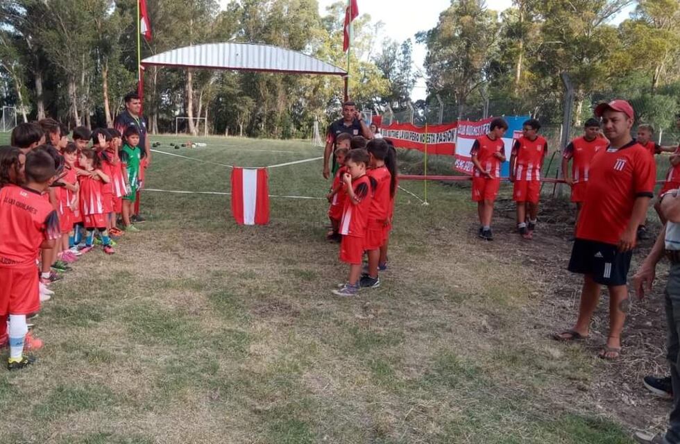 El Intendente de Tres Arroyos visitó la flamante cancha de fútbol para uso de los chicos del Club Quilmes.