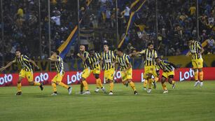 Los jugadores y la hinchada estallaron con la última atajada de Jorge Broun en Salta.