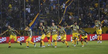 Los jugadores y la hinchada estallaron con la última atajada de Jorge Broun en Salta.