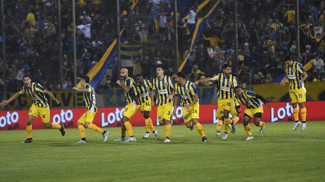 Los jugadores y la hinchada estallaron con la última atajada de Jorge Broun en Salta.