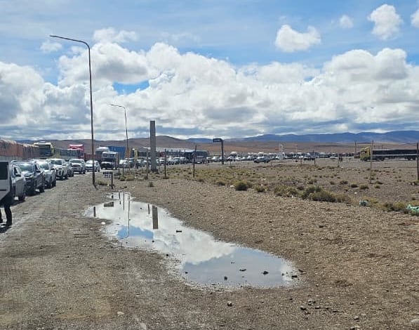 La larga fila de vehículos se pierde en el horizonte, en la ruta que conduce al límite fronterizo entre la Argentina y Chile, en Jujuy.