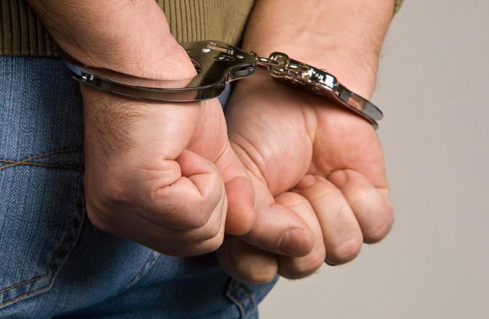 Arroyito: tenía una orden de restricción de domicilio y la policía lo encontró en ese lugar