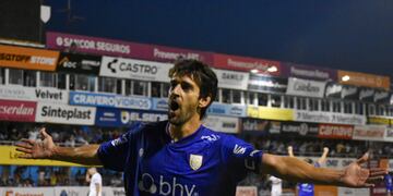 Lucas Albertengo festeja el gol con el cual Atlético de Rafaela venció a Sol de América de Formosa