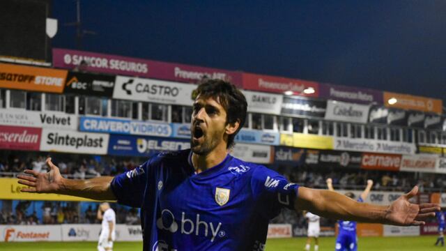 Lucas Albertengo festeja el gol con el cual Atlético de Rafaela venció a Sol de América de Formosa