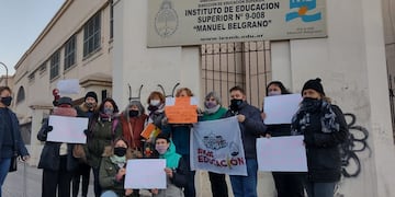 Estudiantes y alumnos del IES de Las Heras en la puerta de la institución.