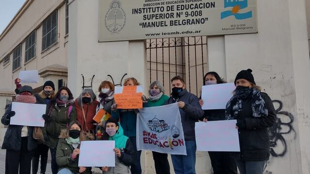 Estudiantes y alumnos del IES de Las Heras en la puerta de la institución.