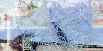 La pareja agredió al empleado y rompió la vidriera de la concesionaria. (Imagen ilustrativa)