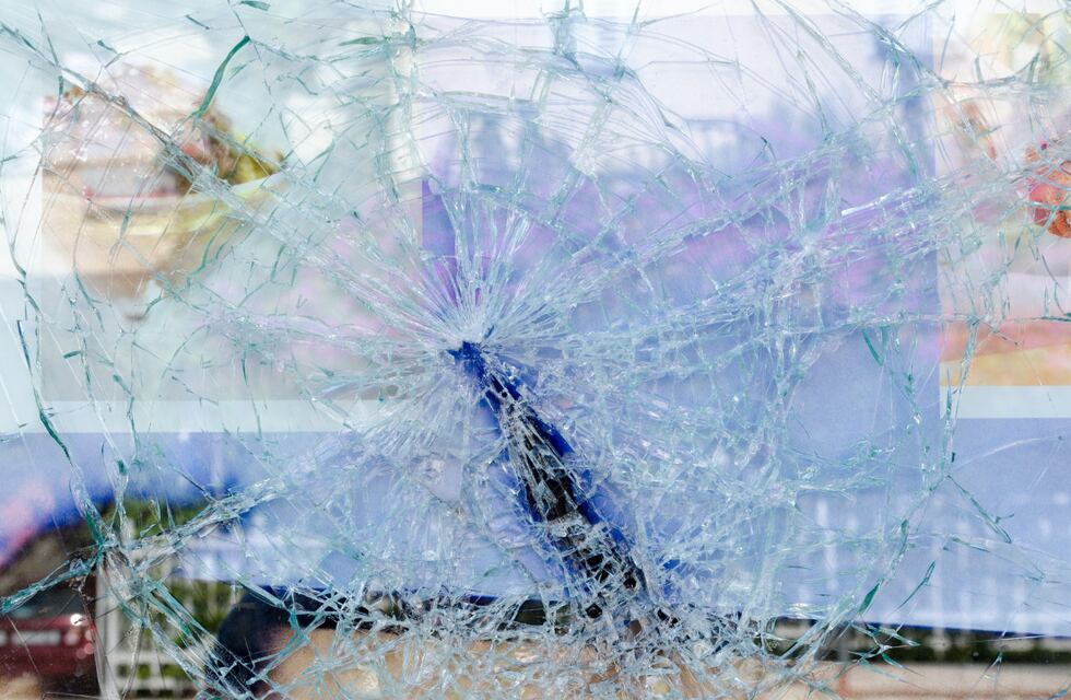 Corrientes: una pareja compró una moto, no se la entregaron y rompió el vidrio del local