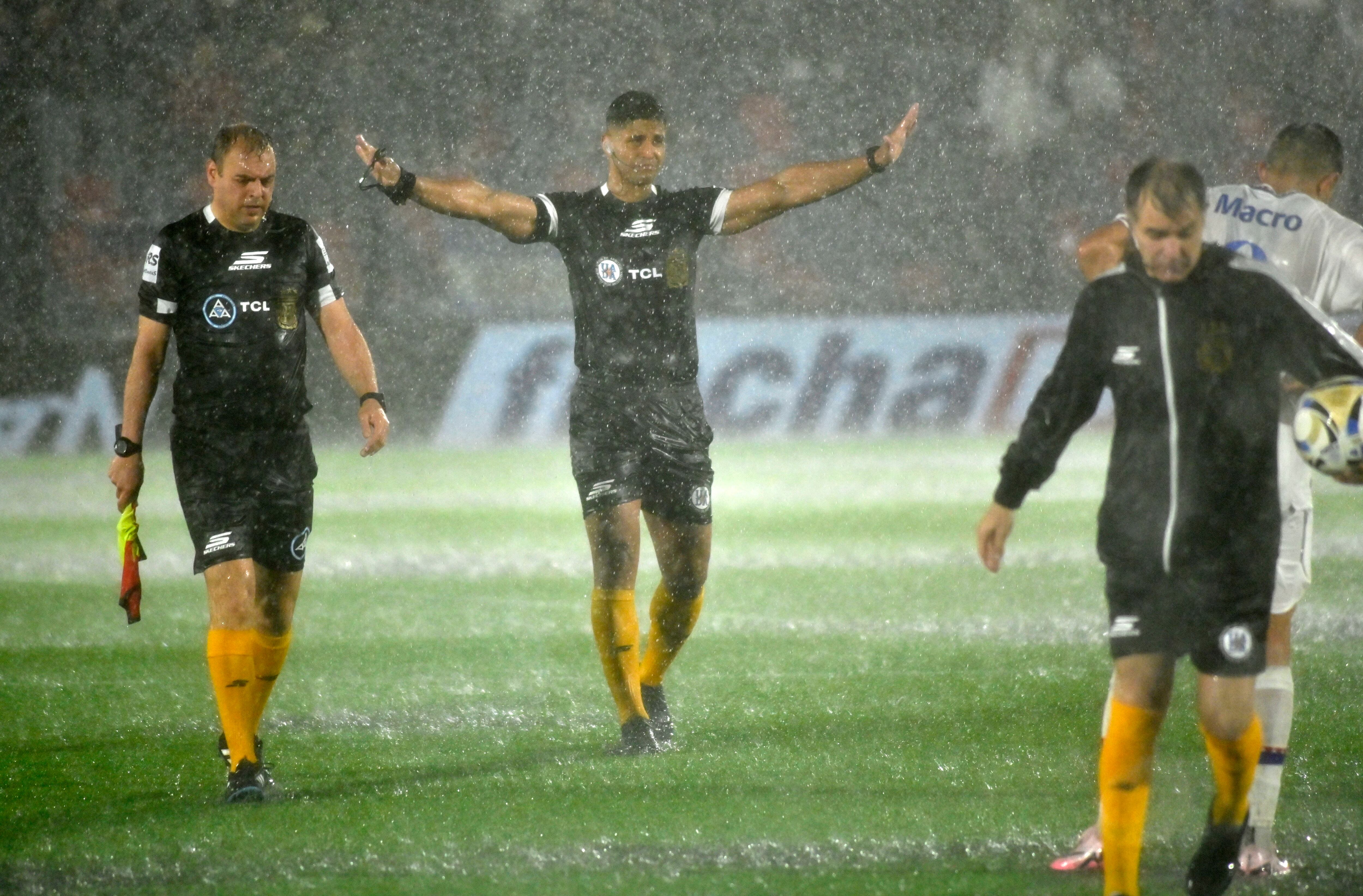 El partido de Tigre y Aldosivi se tuvo que suspender por el temporal. (Fotobaires).