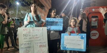 Manifestación de familiares y profesionales en reclamo del pago de las prestaciones por discapacidad en Rafaela