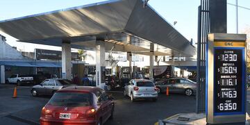 YPF anunció que le cobrará más caro a los vehículos extranjeros que busquen gasoil.
