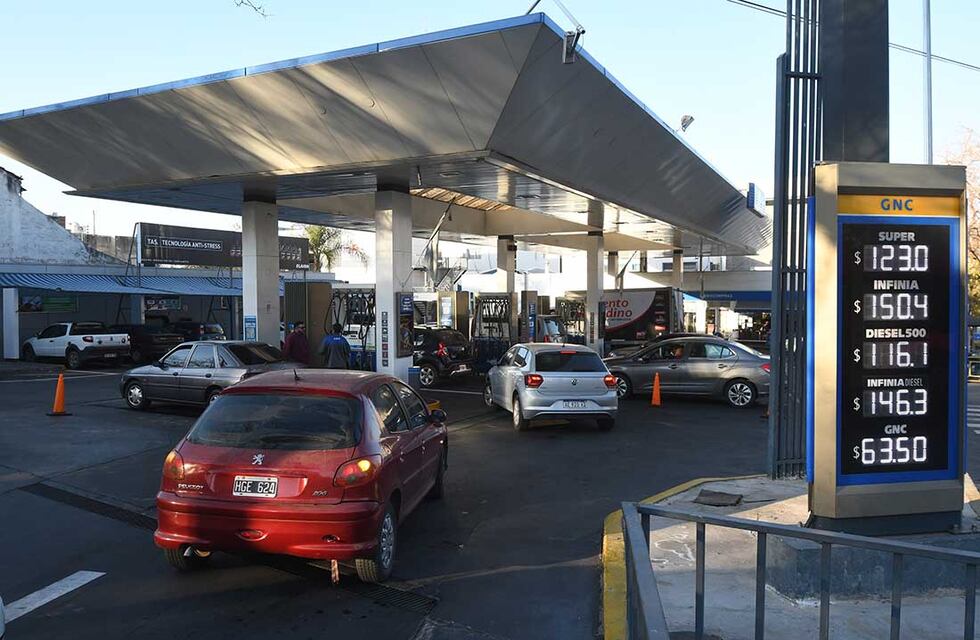 YPF anunció que cobrará más caro el combustible para autos con patente extranjera por la falta de gasoil