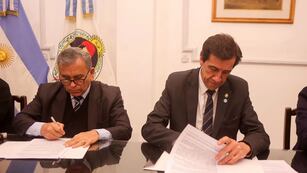 El gobernador Carlos Sadir y el gerente zonal del Banco Nación, Walter Quispe, firmando el acuerdo que abre el acceso al crédito a pymes y cooperativas de producción de Jujuy.