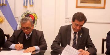 El gobernador Carlos Sadir y el gerente zonal del Banco Nación, Walter Quispe, firmando el acuerdo que abre el acceso al crédito a pymes y cooperativas de producción de Jujuy.