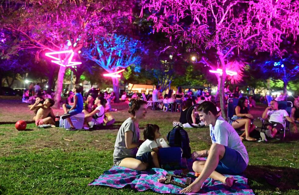 Rosario retoma los picnics nocturnos de verano y la próxima cita será en el Parque Independencia