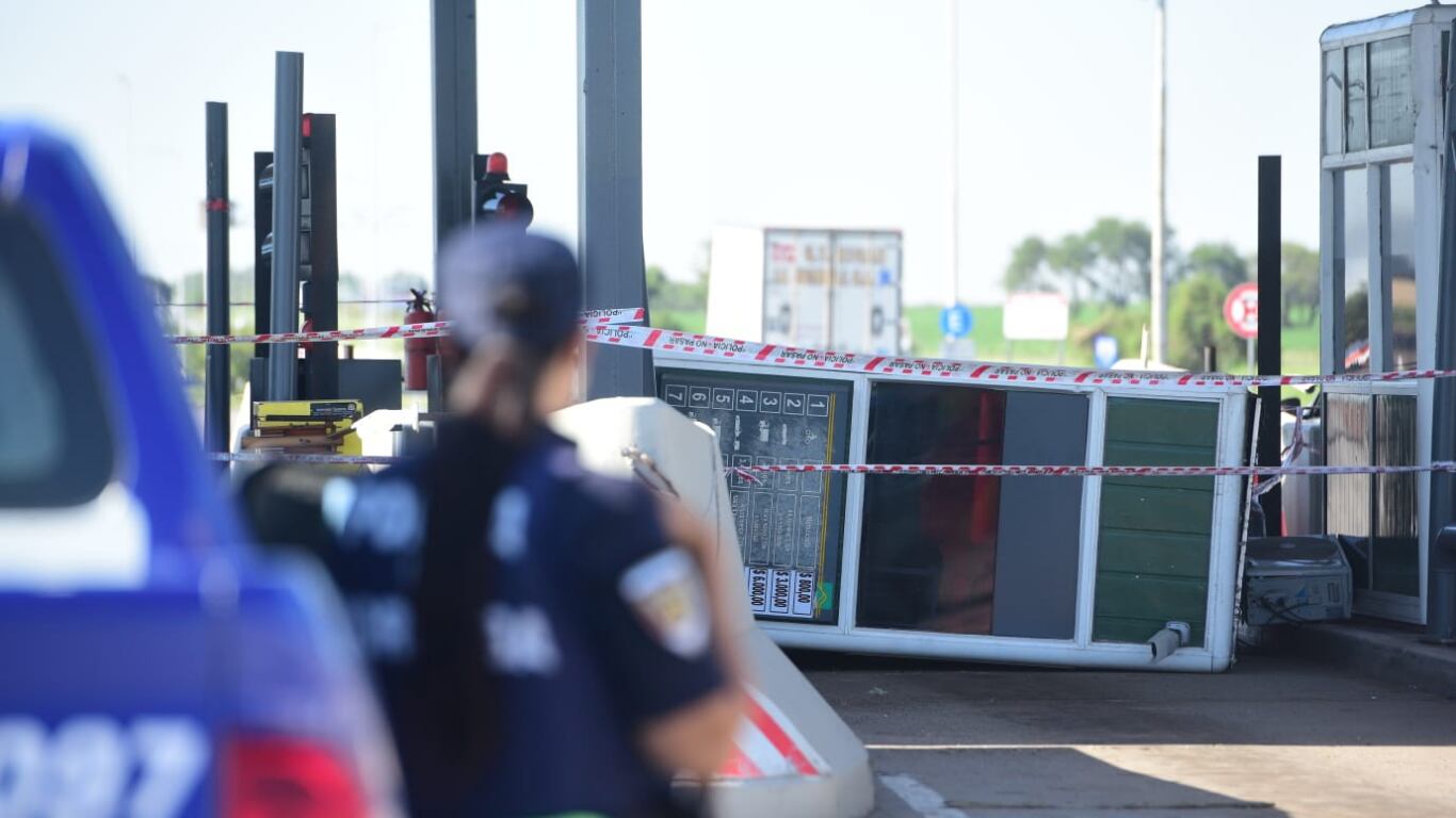 El el viento tumbó casillas de las cabinas ubicadas en la ruta nacional 9 norte, a la altura de Estación Juárez Celman. (José Hernández)