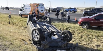 Vuelco en avenida Circunvalación.