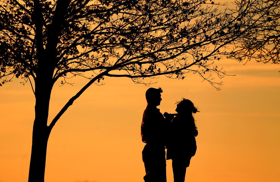 Un correntino puso un cartel en la calle para buscar pareja y se volvió viral