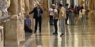 El hombre fue reducido por la seguridad para impedirle que siga destruyendo monumentos. Foto: ABC.