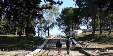 Punta Alta: colocan más pavimento articulado en el Parque San Martín