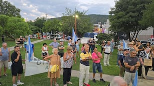 Poca convocatoria de las agrupaciones políticas en la Plaza del Avión