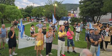 Poca convocatoria de las agrupaciones políticas en la Plaza del Avión