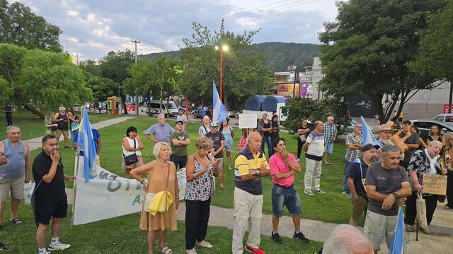 Poca convocatoria de las agrupaciones políticas en la Plaza del Avión